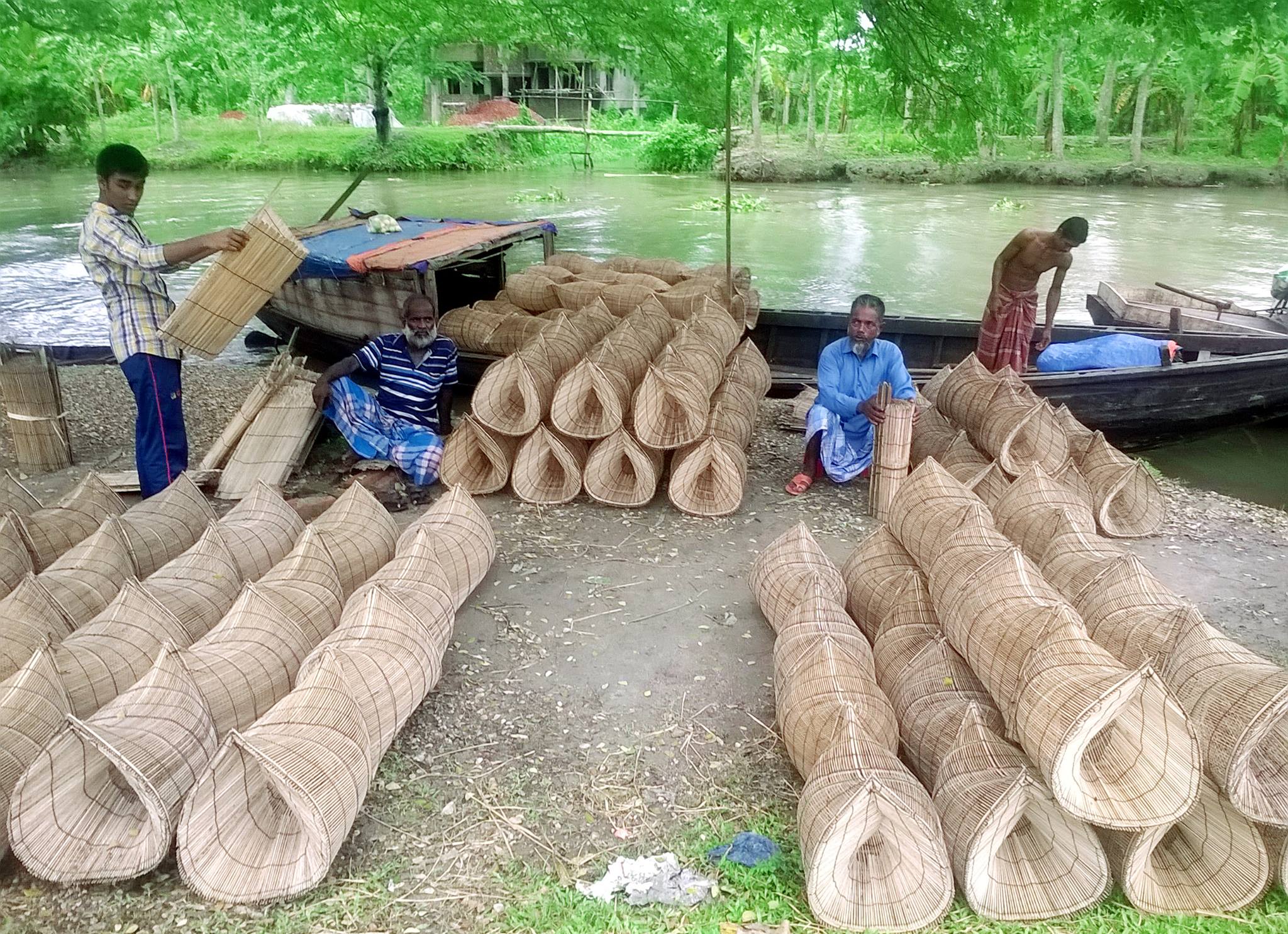 আটঘর কুরিয়ানায় জমে উঠেছে চাঁইয়ের হাট!